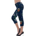 Monster Alien Pattern Seamless Background Lightweight Velour Capri Leggings  View3