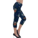 Monster Alien Pattern Seamless Background Lightweight Velour Capri Leggings  View4