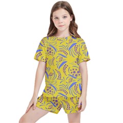 Folk Flowers Art Pattern Floral Abstract Surface Design  Seamless Pattern Kids  Tee And Sports Shorts Set by Eskimos