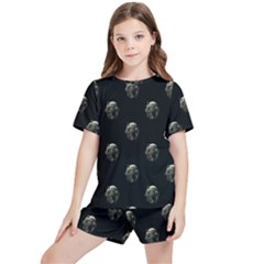 Creepy Head Sculpture With Respirator Motif Pattern Kids  Tee And Sports Shorts Set by dflcprintsclothing