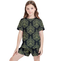 Black And Green Ornament Damask Vintage Kids  Tee And Sports Shorts Set by ConteMonfrey